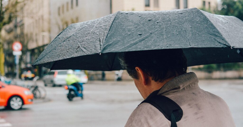 Rollator mit Regenschirm